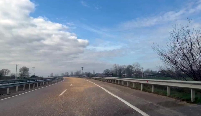kamyonun-kapagi-acildi-yol-misirla-kaplandiqxovuutoch
