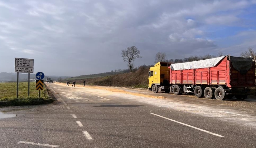 kamyonun-kapagi-acildi-yol-misirla-kaplandiqxovuutoch