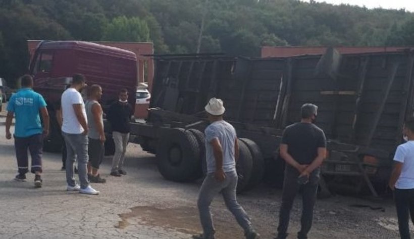 Kamyonun kasası devrildi, faciadan dönüldü