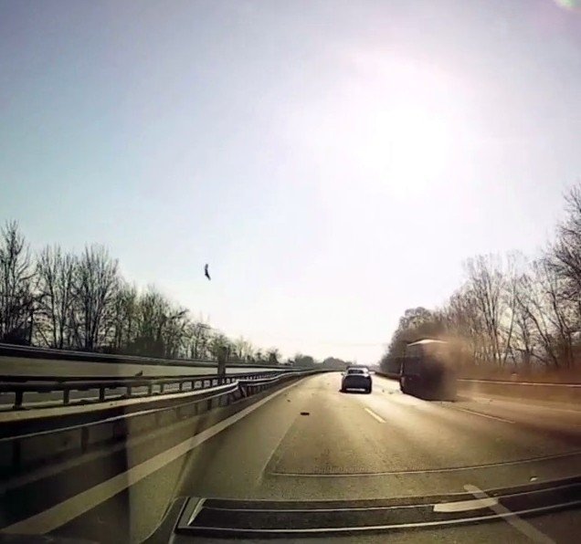 Kamyonun lastiği bomba gibi patladı