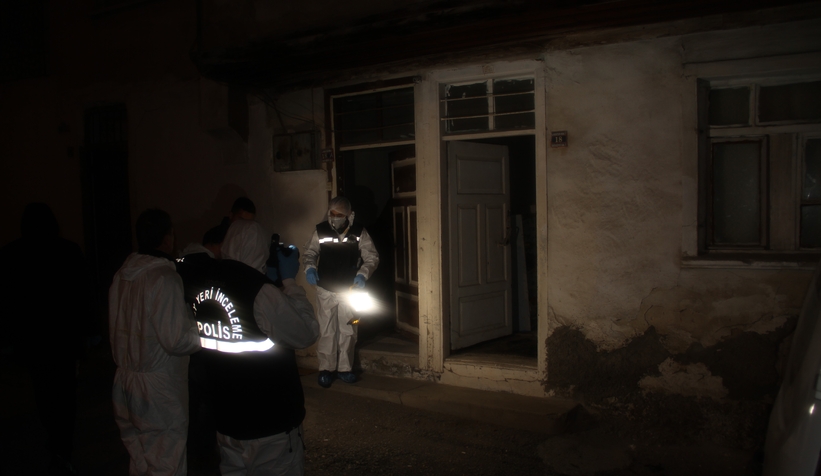 Kan donduran cinayet: Babasını öldürüp sobada yaktı