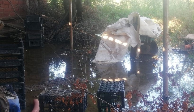 Kanalda kaçak oluştu ev sular altında kaldı