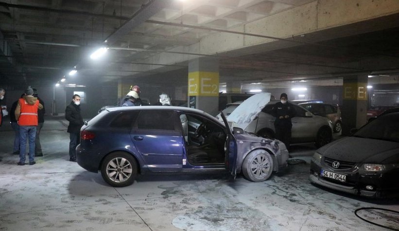 kapali-otoparkta-otomobil-alev-aldiefnsbutqsu