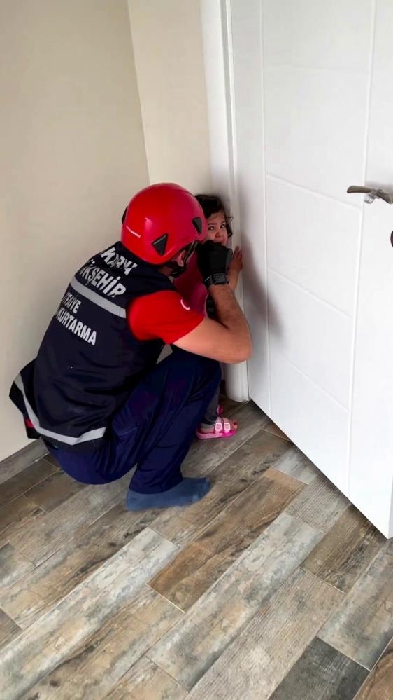 Kapıya sıkışan parmağını itfaiye kurtardı
