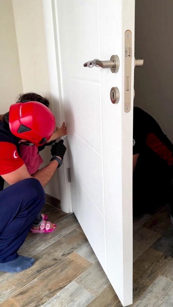 Kapıya sıkışan parmağını itfaiye kurtardı