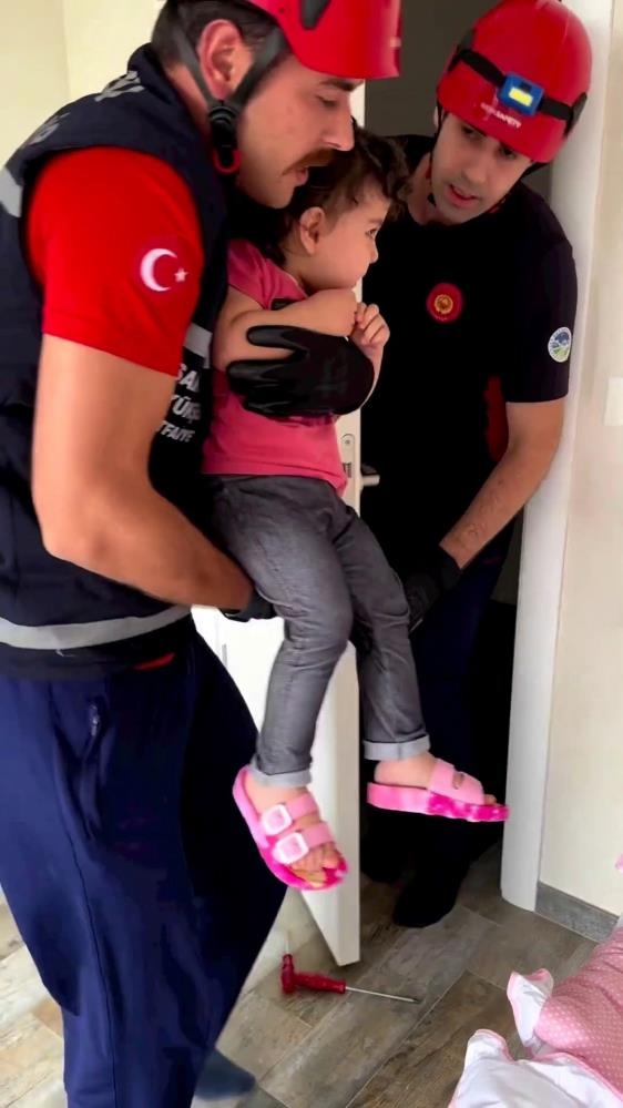 Kapıya sıkışan parmağını itfaiye kurtardı