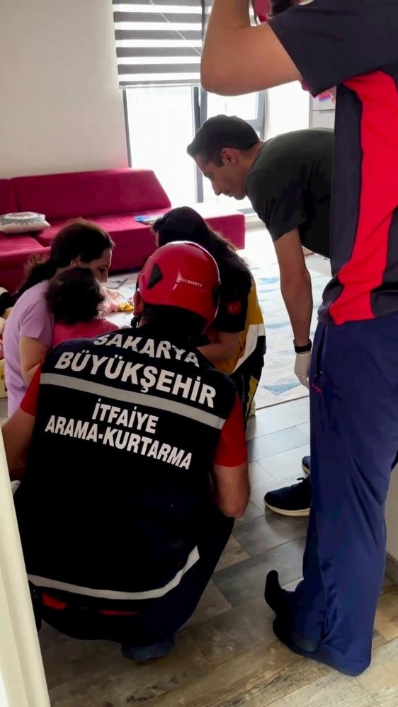 Kapıya sıkışan parmağını itfaiye kurtardı