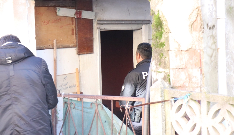 Kapıyı açmayınca eve girdiler, cesetle karşılaştılar