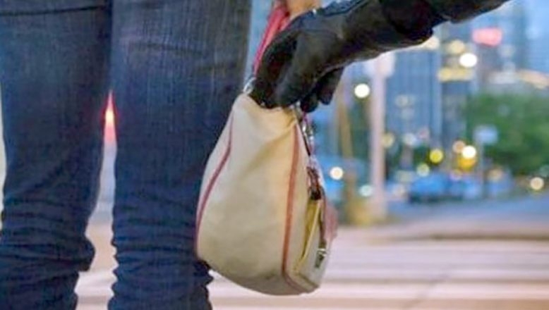 Kapkaça uğrayan kadın hastanelik oldu