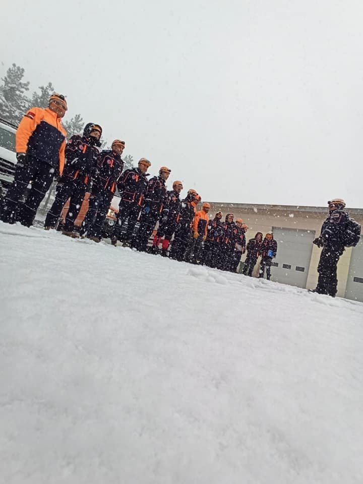 Kar altında arama kurtarma tatbikatı