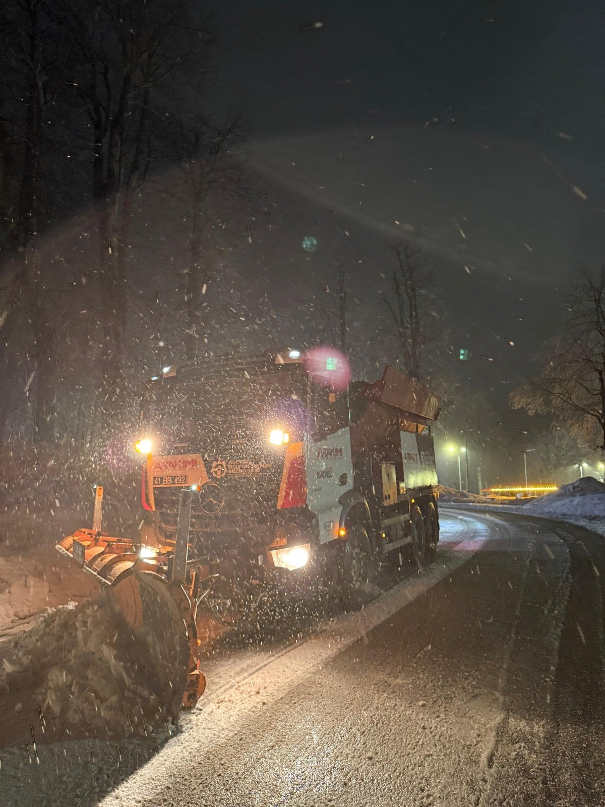 Kar bastırdı; Mahsur kalanlar kurtarıldı