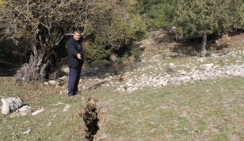 Kar, eridi 300 metrelik fay kırığı ortaya çıktı