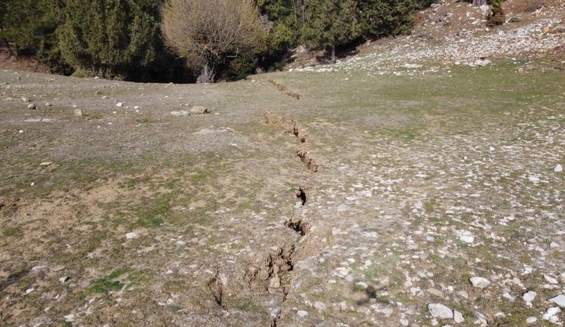 Kar, eridi 300 metrelik fay kırığı ortaya çıktı