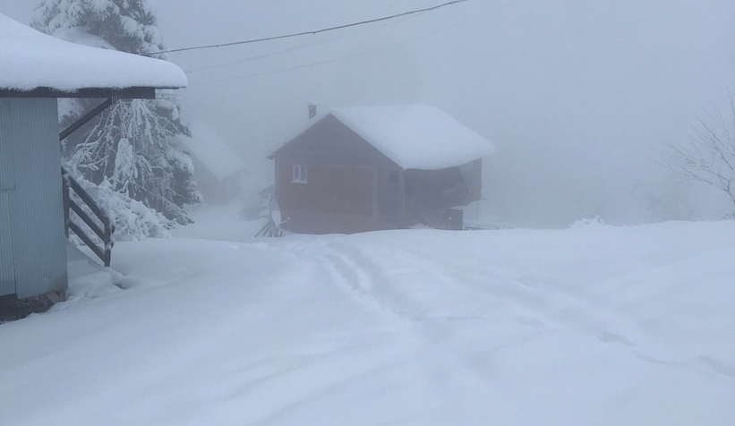 Kar yağdı yaylalara akın ettiler