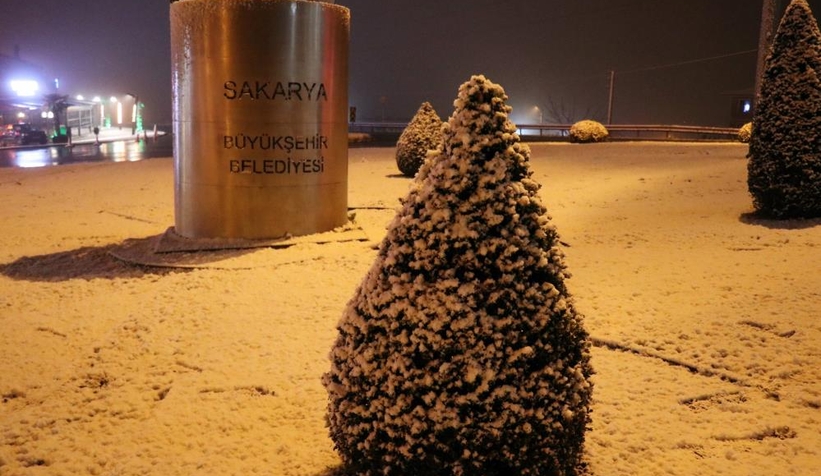 kar-yagisi-sakaryayi-beyaza-buruduvnzlauhmsz