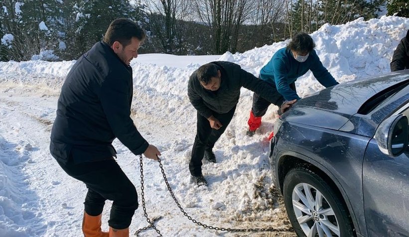 Kara saplanan araçtakilerin yardımına Başkan Soykan koştu