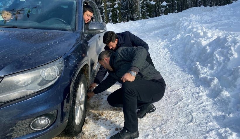 Kara saplanan araçtakilerin yardımına Başkan Soykan koştu
