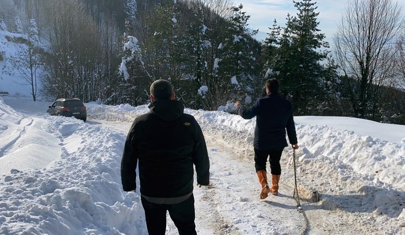 Kara saplanan araçtakilerin yardımına Başkan Soykan koştu