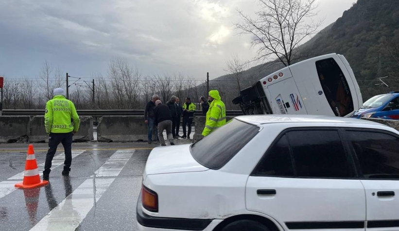 Karaçam’da otobüs devrildi: 3 yaralı