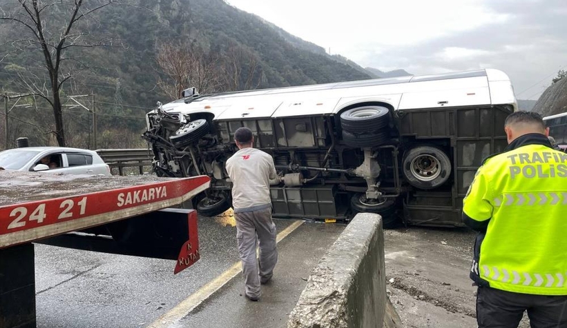 Karaçam’da otobüs devrildi: 3 yaralı