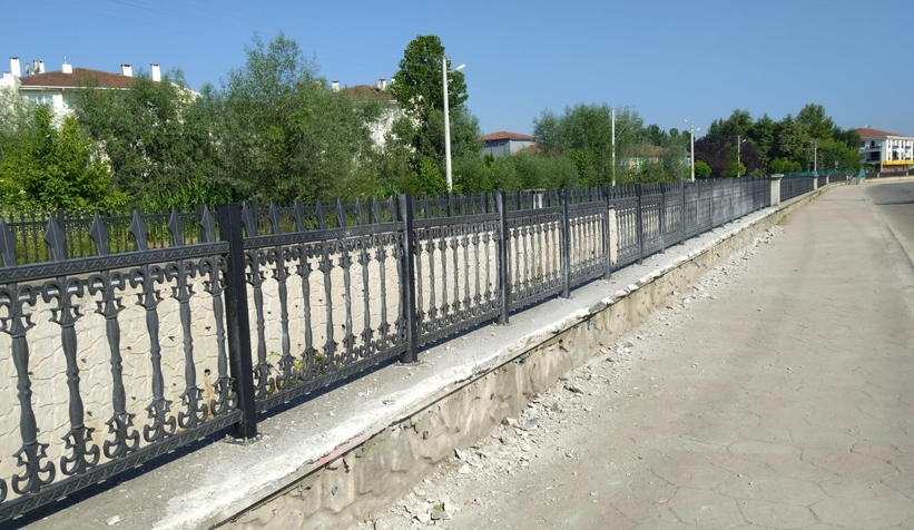 karacasu-deresi-kenarindaki-duvari-kirdilart3romwzhbw