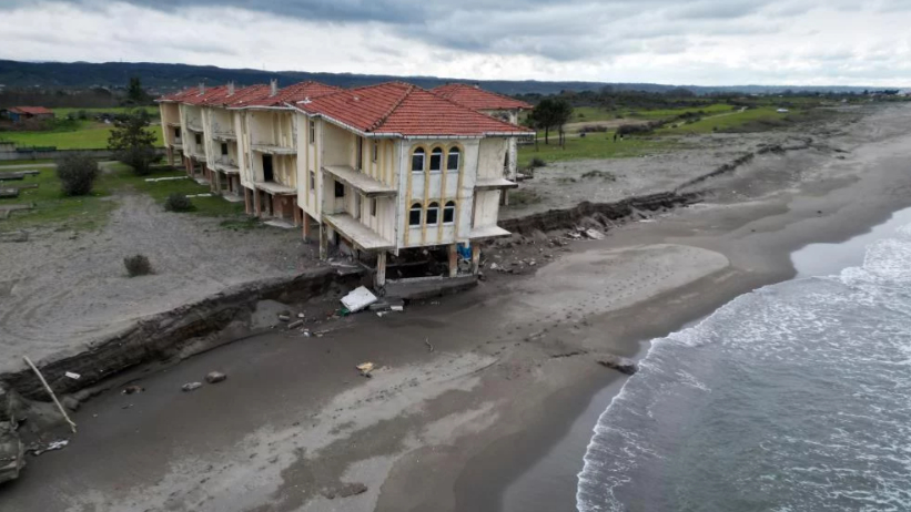 Karadeniz 100 metre içeri girdi, villalar çöktü