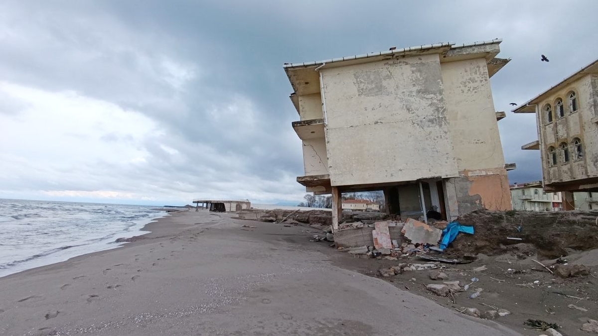 Karadeniz 100 metre içeri girdi, villalar çöktü