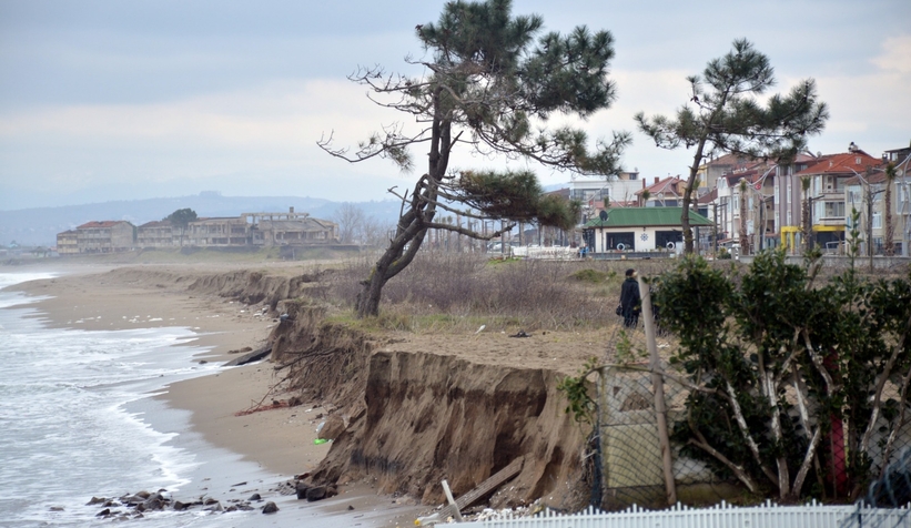 Karadeniz, bu ilçeyi parça parça yutuyor
