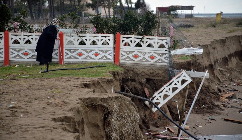 Karadeniz, bu ilçeyi parça parça yutuyor