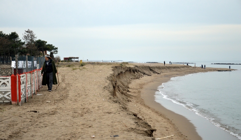 Karadeniz, bu ilçeyi parça parça yutuyor