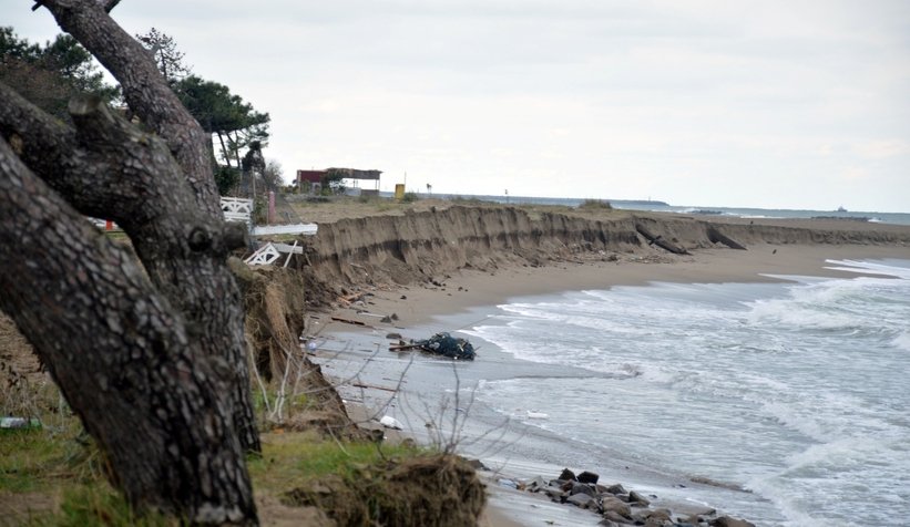Karadeniz, bu ilçeyi parça parça yutuyor