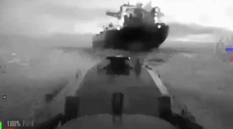 karadeniz-de-petrol-tanker-gemisi-boyle-vuruldusgzlnwz3zj