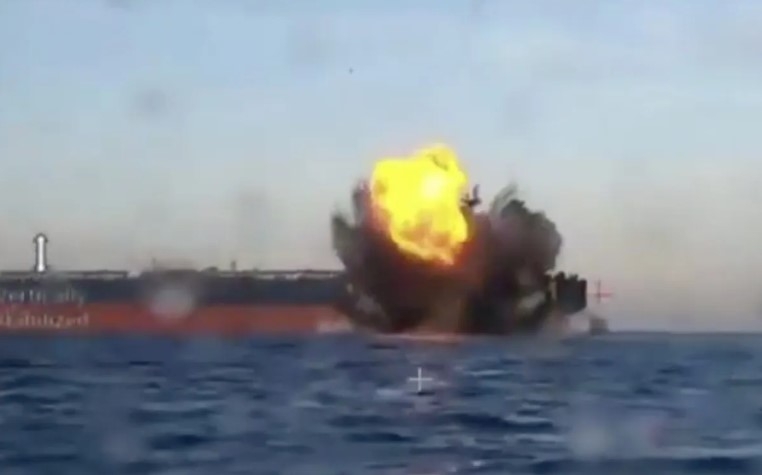 karadeniz-de-petrol-tanker-gemisi-boyle-vuruldusgzlnwz3zj