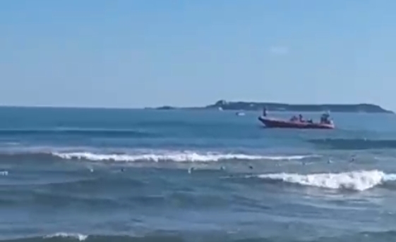 Karadenizde yüzen Akyazılı gençlerden biri boğuldu, diğeri kayıp