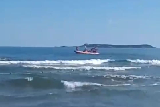 Karadenizde yüzen Akyazılı gençlerden biri boğuldu, diğeri kayıp