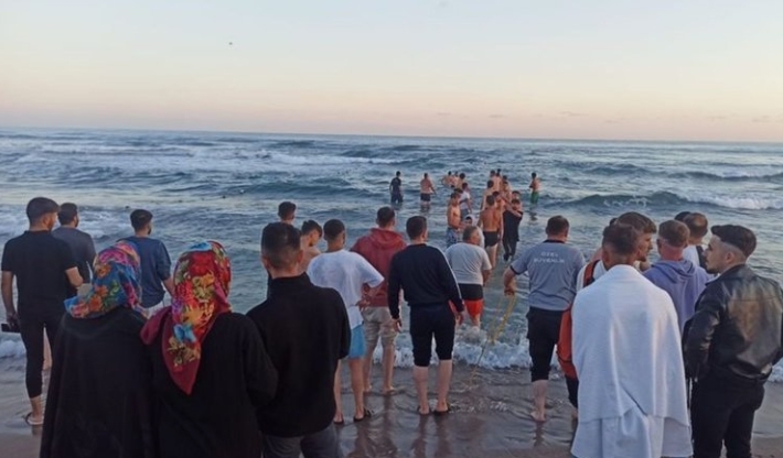 Karadenizde yüzen Akyazılı gençlerden biri boğuldu, diğeri kayıp