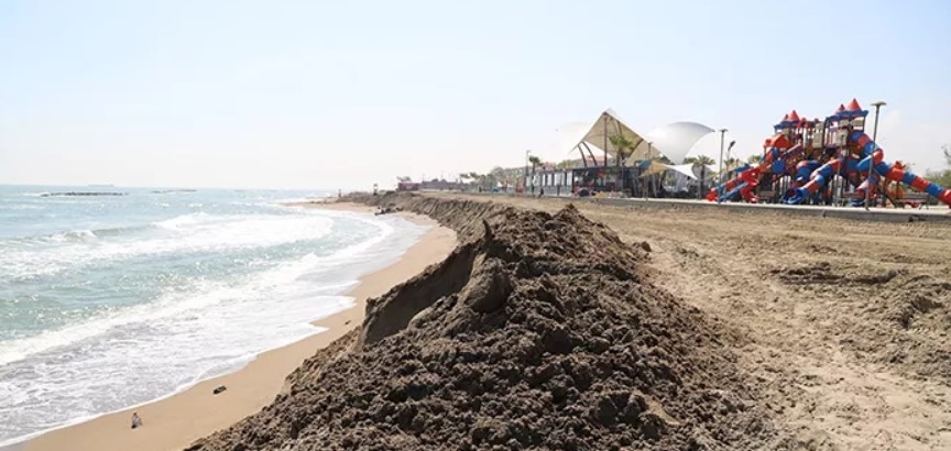 Karadenizin yuttuğu sahile taşıma kumla çözüm