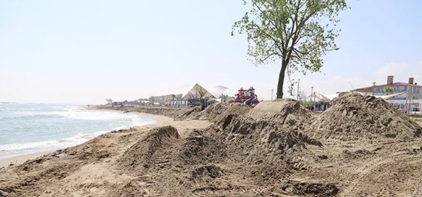 Karadenizin yuttuğu sahile taşıma kumla çözüm