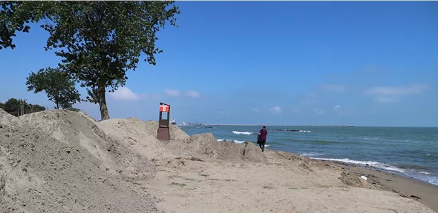 Karadenizin yuttuğu sahile taşıma kumla çözüm