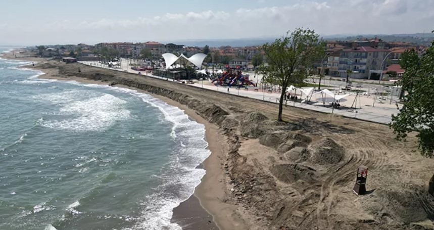 Karadenizin yuttuğu sahile taşıma kumla çözüm