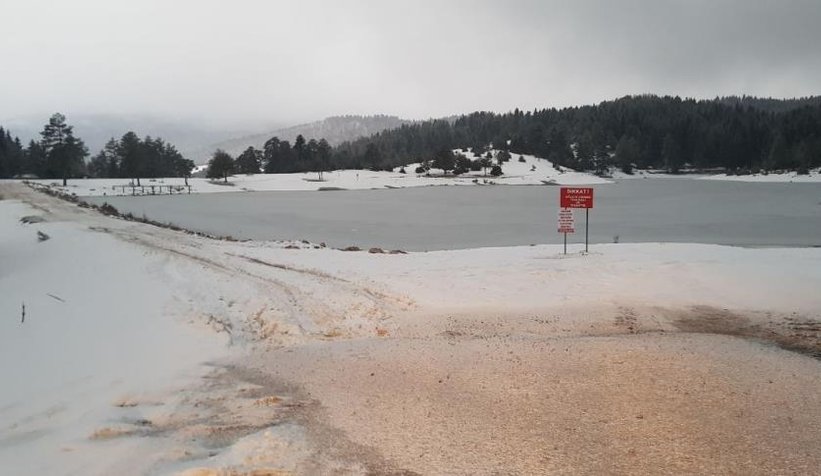 Karagöl Yaylası göleti buz tuttu