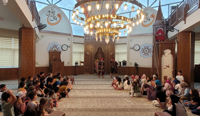 Akşemsettin Camii'nde çocuklar Hacivat-Karagöz etkinliği ile eğlendi