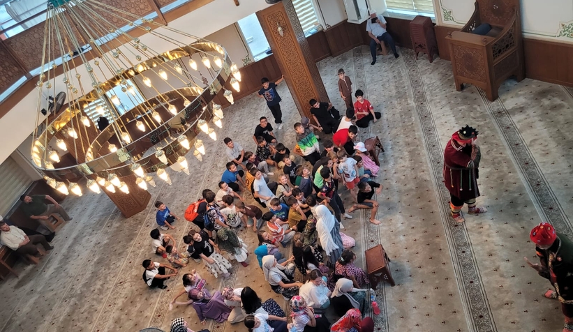 Akşemsettin Camii'nde çocuklar Hacivat-Karagöz etkinliği ile eğlendi