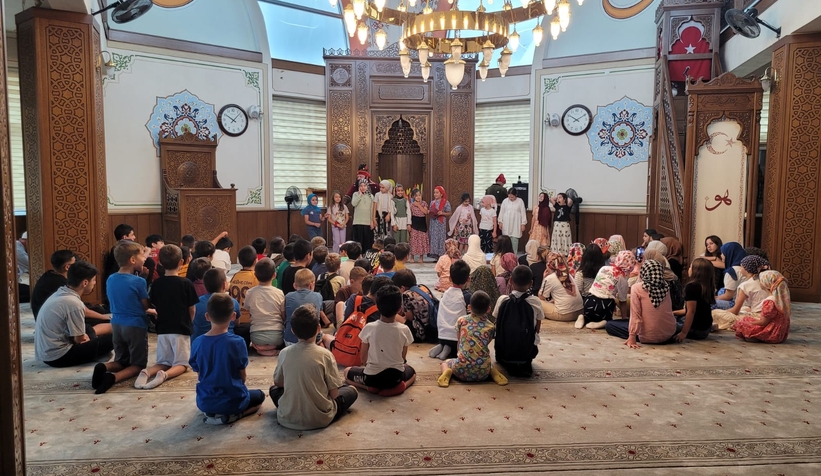 Akşemsettin Camii'nde çocuklar Hacivat-Karagöz etkinliği ile eğlendi