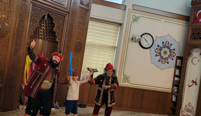 Akşemsettin Camii'nde çocuklar Hacivat-Karagöz etkinliği ile eğlendi
