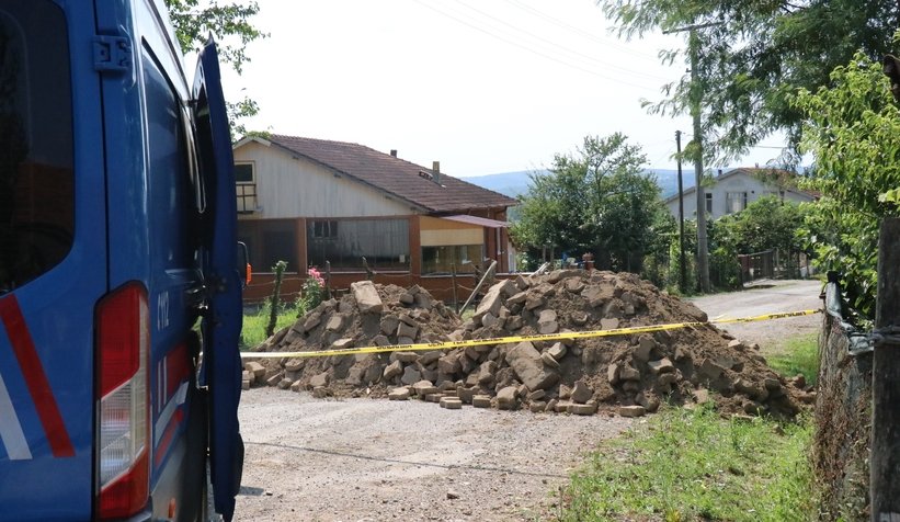 Karantinadaki sokak molozlarla kapatıldı