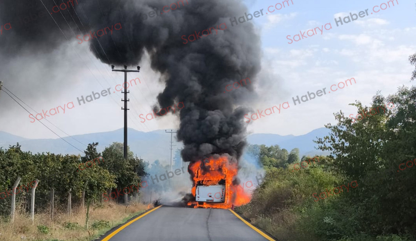 Karapürçek'te işçi servisi yandı