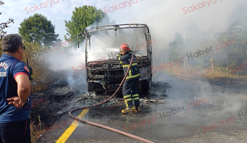 Karapürçek'te işçi servisi yandı