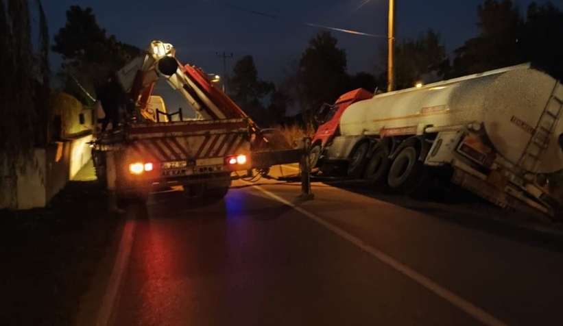 karapurcek-yolunda-tanker-devrildivdlmt1vbv3
