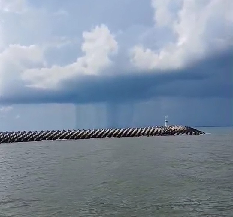 Karasu açıklarında hortum oluştu